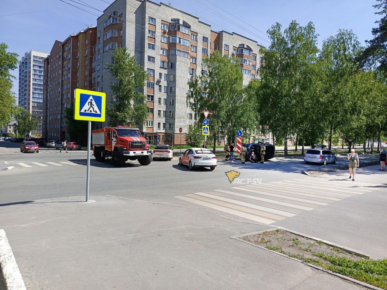 Фото Внедорожник Niva Travel перевернулся при ДТП на Первомайке в Новосибирске 2